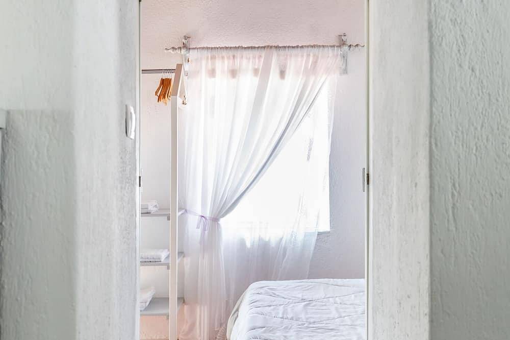 Charming cottage with pool in private land, in the coyntry in Sporaden