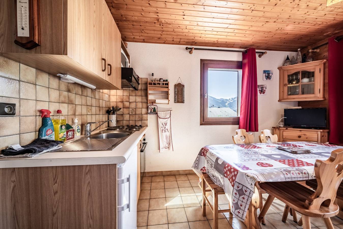 Appartement entier, Appartement « Douceur Alpestre » avec vue sur la montagne et balcon in La Chapelle-d'Abondance, Les Portes du Soleil