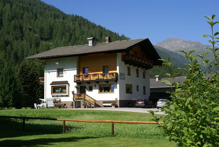B&B für 4 Personen, mit Balkon und Terrasse sowie Garten in Tirol