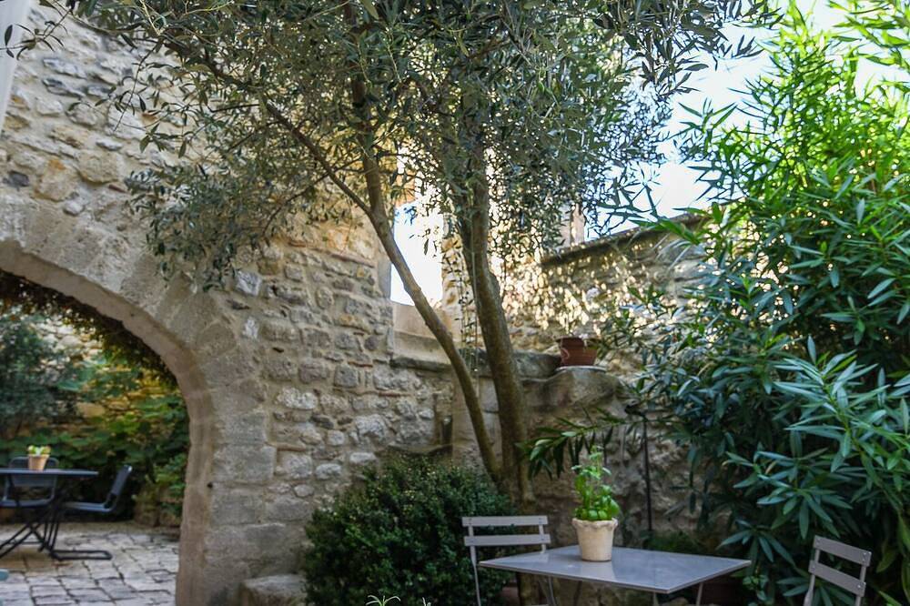 15 minutes from the Pont du Gard! Old oil mill near Uzès, Avignon, Remoulins in Théziers, Nimes region