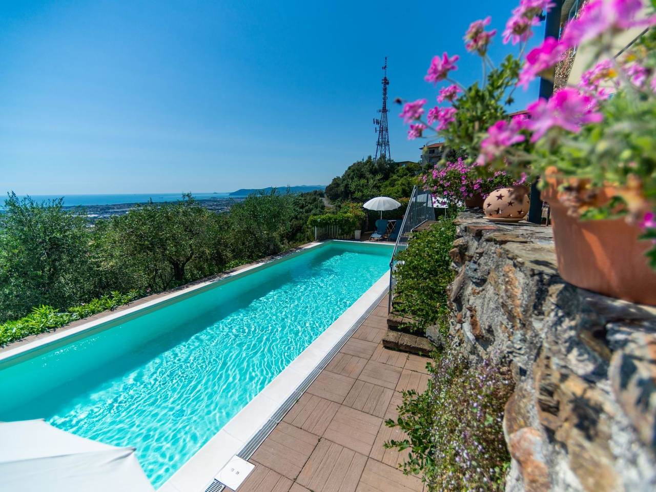 Appartamento intero, Wohnung 'Seventh Heaven' mit Gemeinschaftspool in Massa, Riviera Toscana