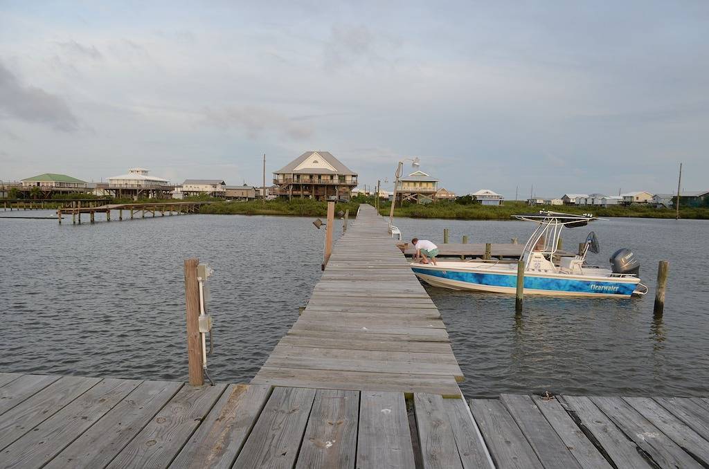 Haus am Wasser mit 400 'Fishing Pier. Krabben und Fische vom Pier mit Bootszugang. in Grand Isle, Jefferson Parish