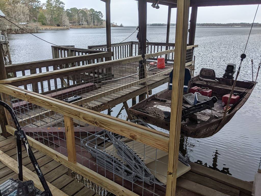 Toledo Bend on Lanana Bay Waterfront Camp Boathouse Dock Subdivision Boat Launch in Zwolle (USA), Toledo Bend Reservoir