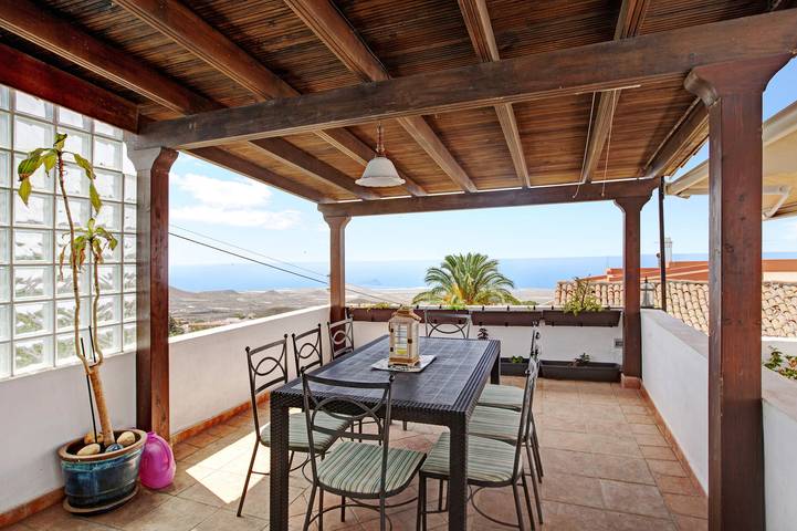 Haustierfreundliche Villa Varanski Vista mit Meer- und Bergblick, Pool, A/C, WLAN, Garten & Terrasse in San Miguel de Abona, Teneriffa Süd