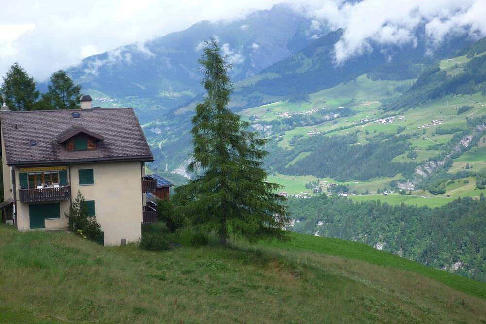 Ganze Wohnung, Sonnige 3 Zi.-Ferienwohnung mit Terrasse in idyllischer Lage in Lumnezia, Obersaxen-Mundaun
