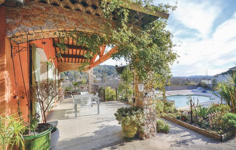 Location de vacances pour 9 personnes, avec terrasse et piscine, animaux acceptés à Solliès-Toucas - 3