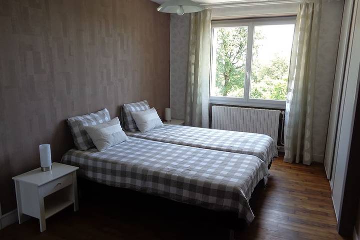 Location de vacances pour 4 personnes, avec jardin et piscine à Azerat - 3