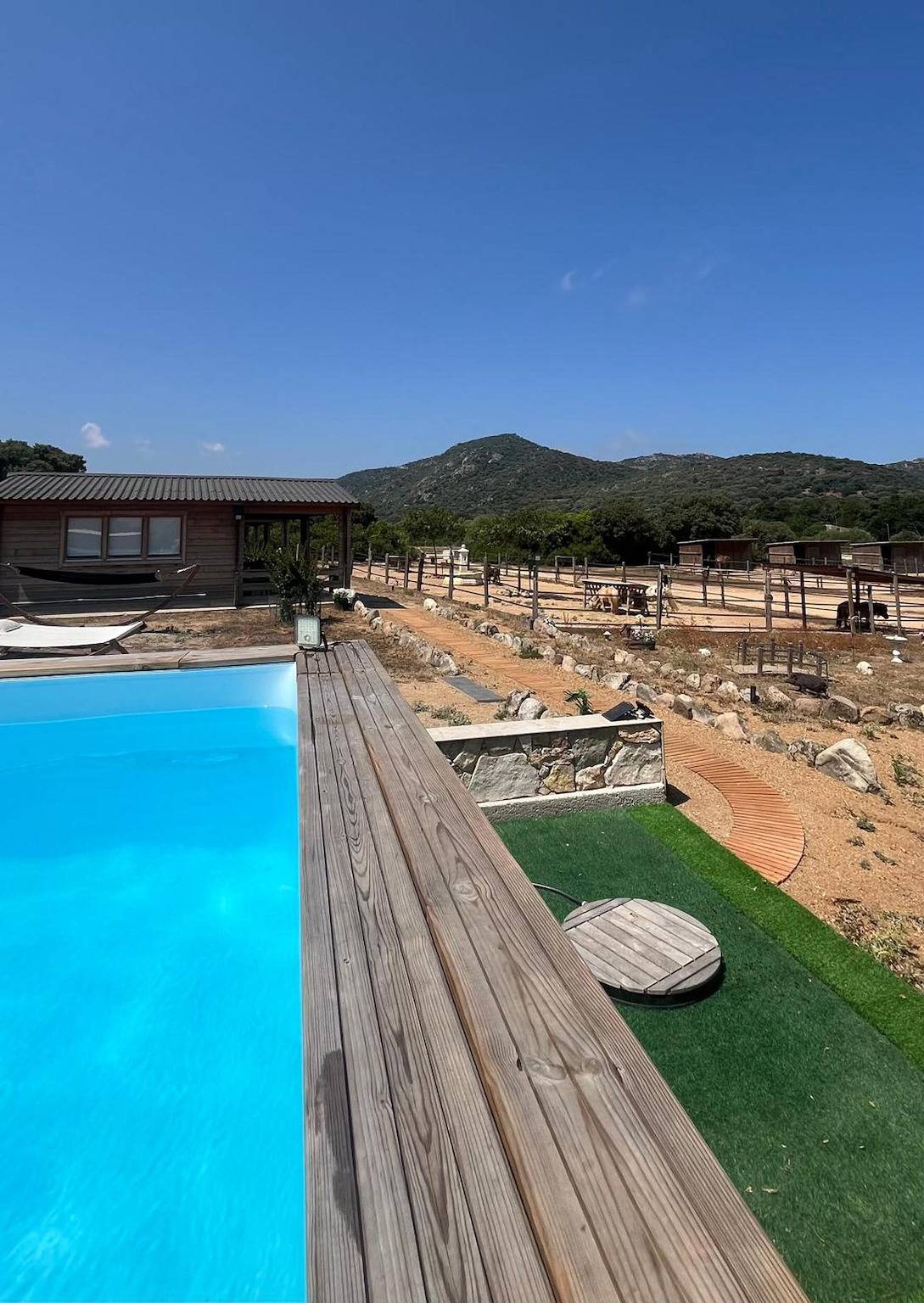 'Les Chalets De Tesa' con vista montagna, Wi-Fi e aria condizionata in Occhiatana, Calvi e dintorni