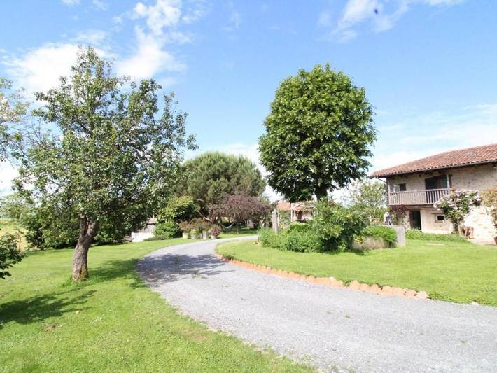 Location de vacances pour 4 personnes, avec jardin à Saint-Étienne-de-Maurs