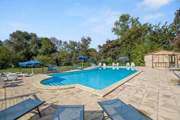 Gîte pour 16 personnes, avec piscine ainsi que terrasse et jardin à Thénac