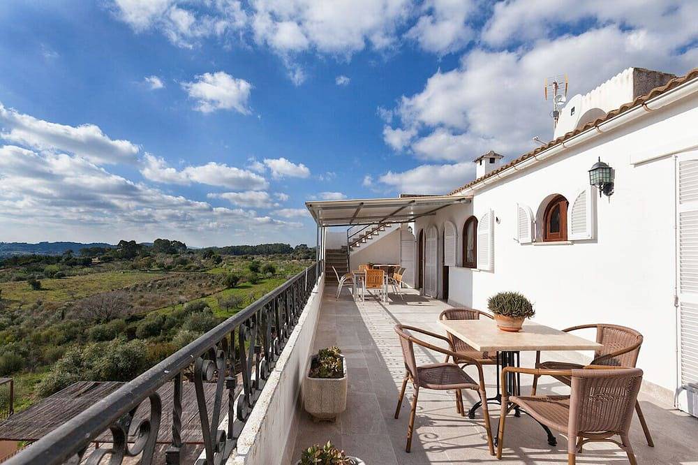 Casa espectacular con piscina compartida al pie de la Sierra de Tramuntana. in Moscari, Selva (Mallorca)