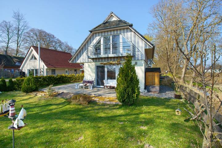 Ferienhaus für 4 Personen, mit Balkon und Garten sowie Seeblick in Klausdorf