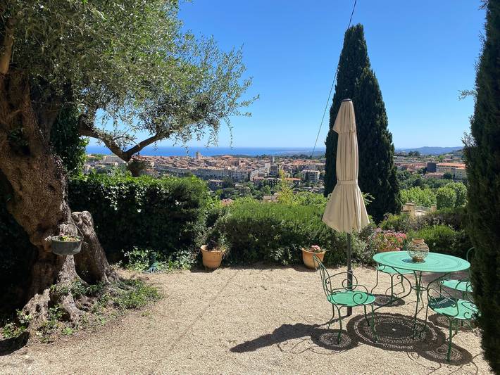 Feriehus for 4 personer, med Terrasse og Hage i tillegg til Badebasseng i Vence