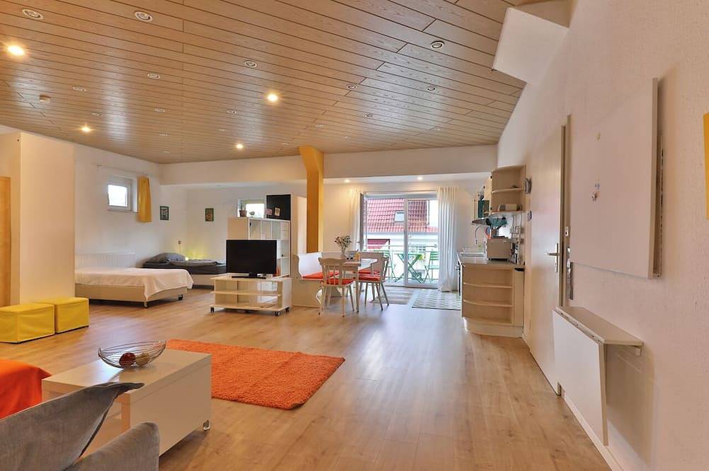 Ganze Wohnung, Nürtingen: geräumige Ferienwohnung im Loft-Style zwischen Obstwiesen und Neckar in Nürtingen, Landkreis Esslingen