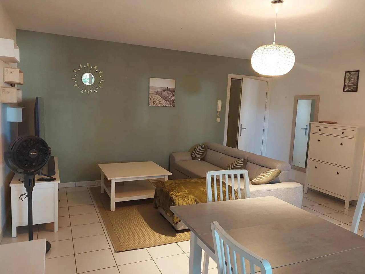 Appartement entier, Appartement 'Proche Bordeaux' avec piscine partagée, terrasse privée et Wi-Fi in Saint-André-de-Cubzac, Région de Blaye