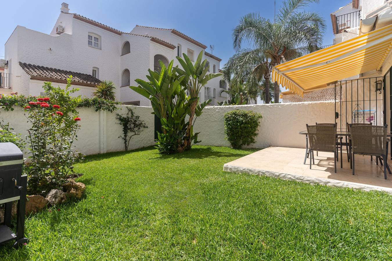 Hel leilighet, Holiday Apartment '7A Allyson' with Pool, Private Garden & Wi-Fi in Sun Garden (Estepona), Estepona