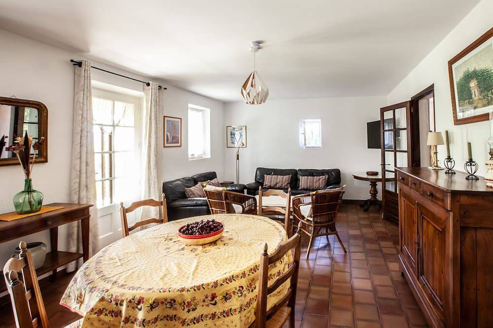 Appartement entier, Très beau gîte avec piscine au cœur du Luberon, dans le village de Bonnieux in Bonnieux, Parc naturel régional du Luberon