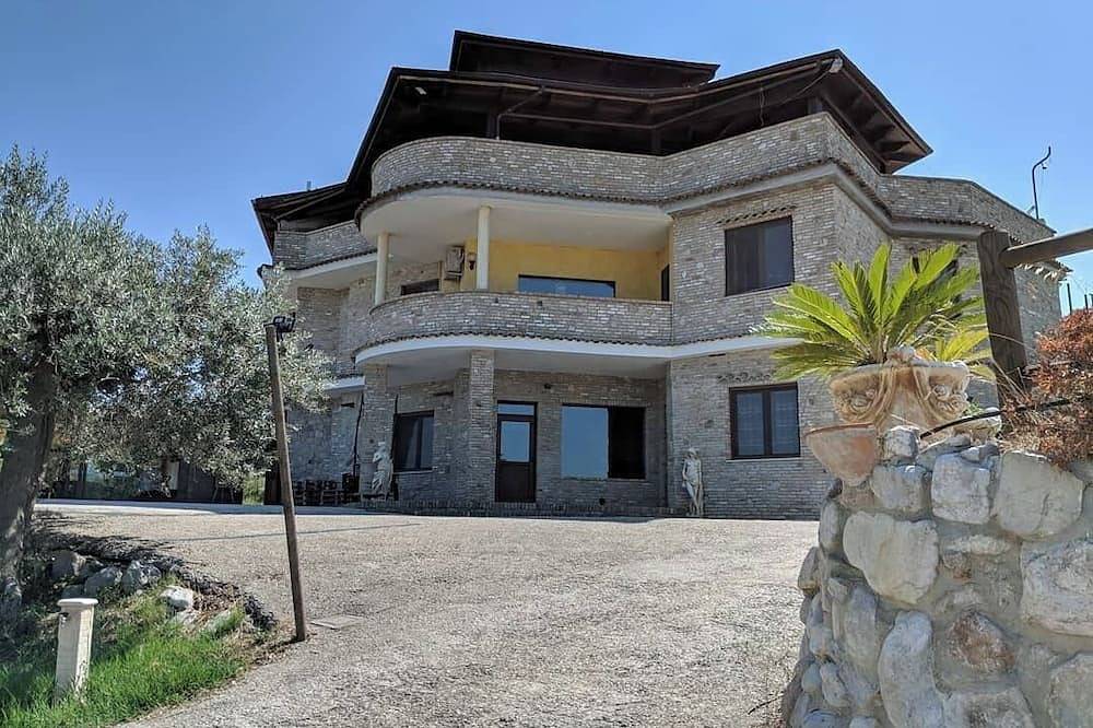 Relax between hills and sea farmhouse for rural vacations in Vasto, Provincia de Chieti