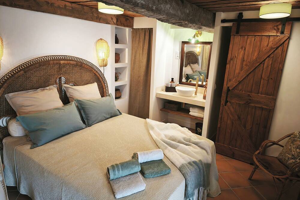 Provencal cabana, shared pool and jacuzzi in Le Luc, Draguignan region