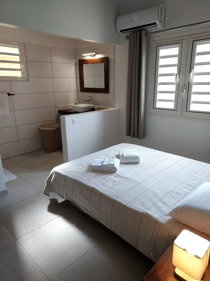 Entire apartment, Apartment in Ducos — 35 m² with garden in Dikos, Martinique