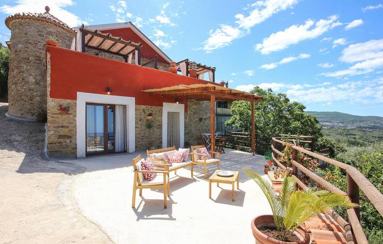 Appartamento vista mare con parcheggio e giardino, a 900 m dal centro città in Laureana Cilento, Cilento Coast