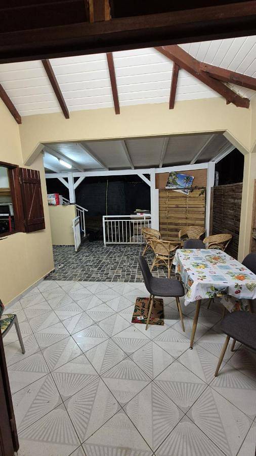Gîte pour 4 personnes, avec terrasse dans Plage de Petite Anse - 2