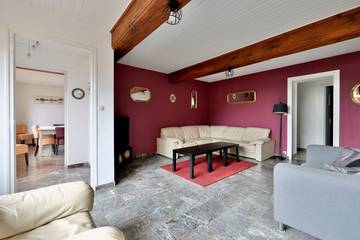 Gîte pour 12 personnes, avec terrasse ainsi que piscine et jardin, animaux acceptés dans l' Ain