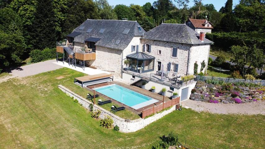 Chambre d’hôte pour 2 personnes, avec piscine ainsi que jardin et vue, adapté aux familles à Saint-Germain-les-Vergnes