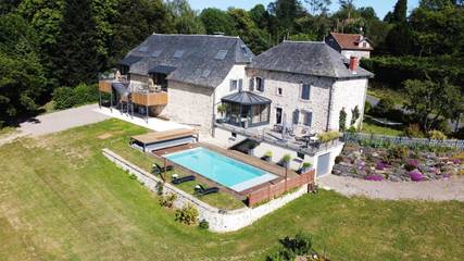 Chambre d’hôte pour 2 personnes, avec vue ainsi que piscine et jardin, adapté aux familles à Saint-Germain-les-Vergnes