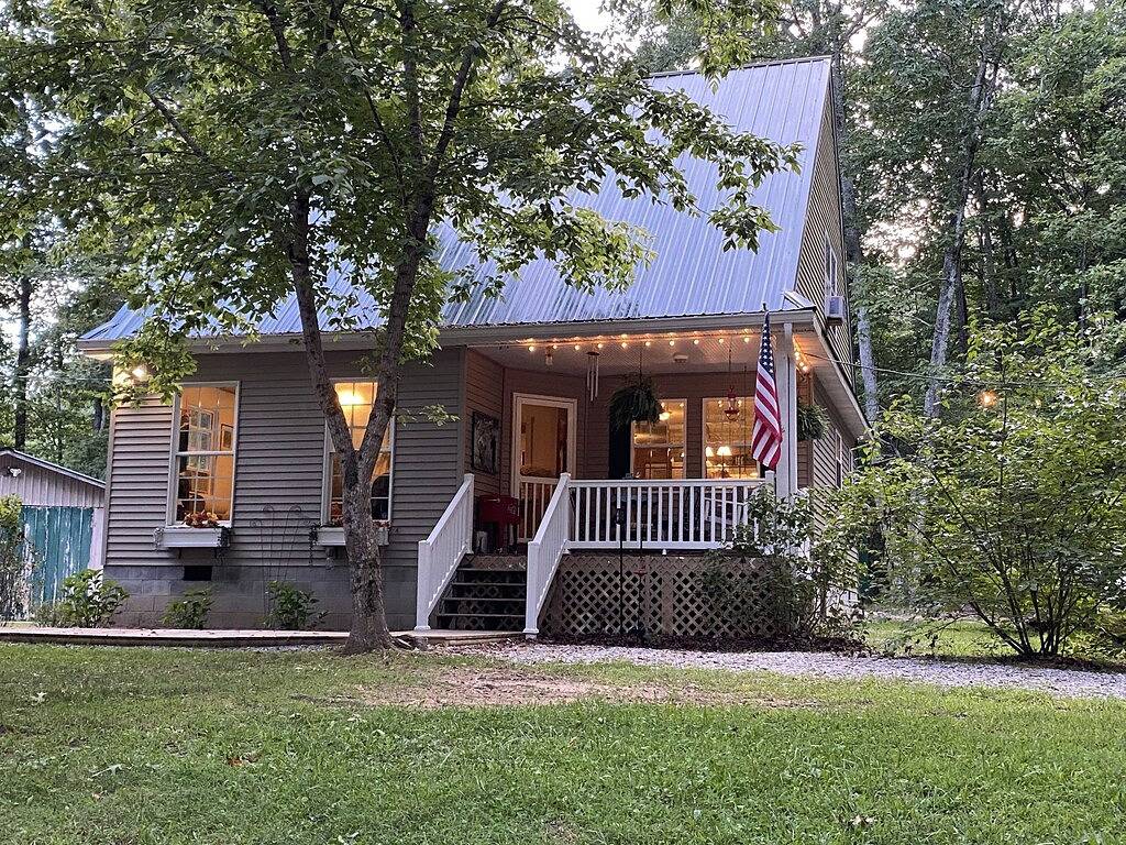 Ruhiges, familien- und haustierfreundliches Retro Lake Cottage Camp mit Boot, Gasgrill und Dock in Grundy County