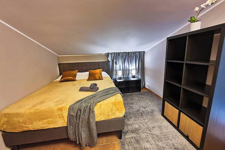 Luxury 5-bedroom, game room, hot tub, only 5 min walk to beach in Montemar Torremolinos, Torremolinos