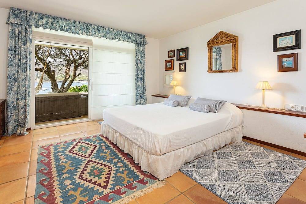 Exclusive seafront villa in Platja de ses Oliveres (Cadaques), Cadaques