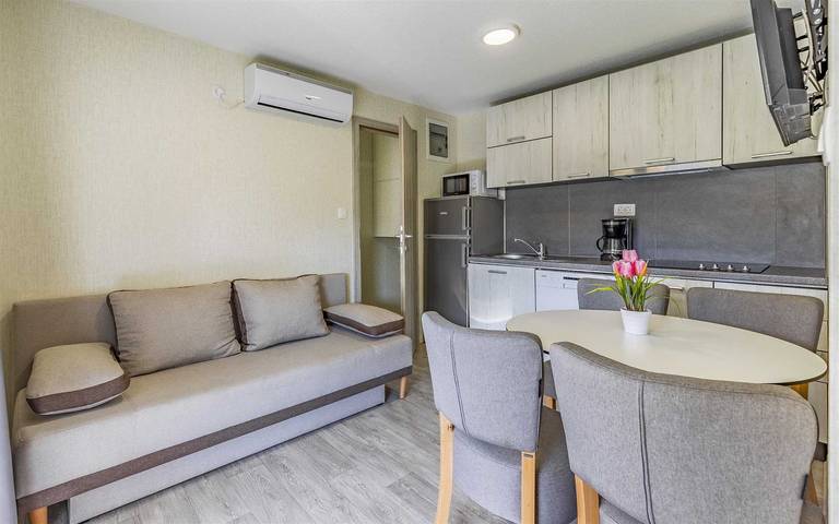 Bungalow für 6 Personen, mit Balkon und Pool in Medulin