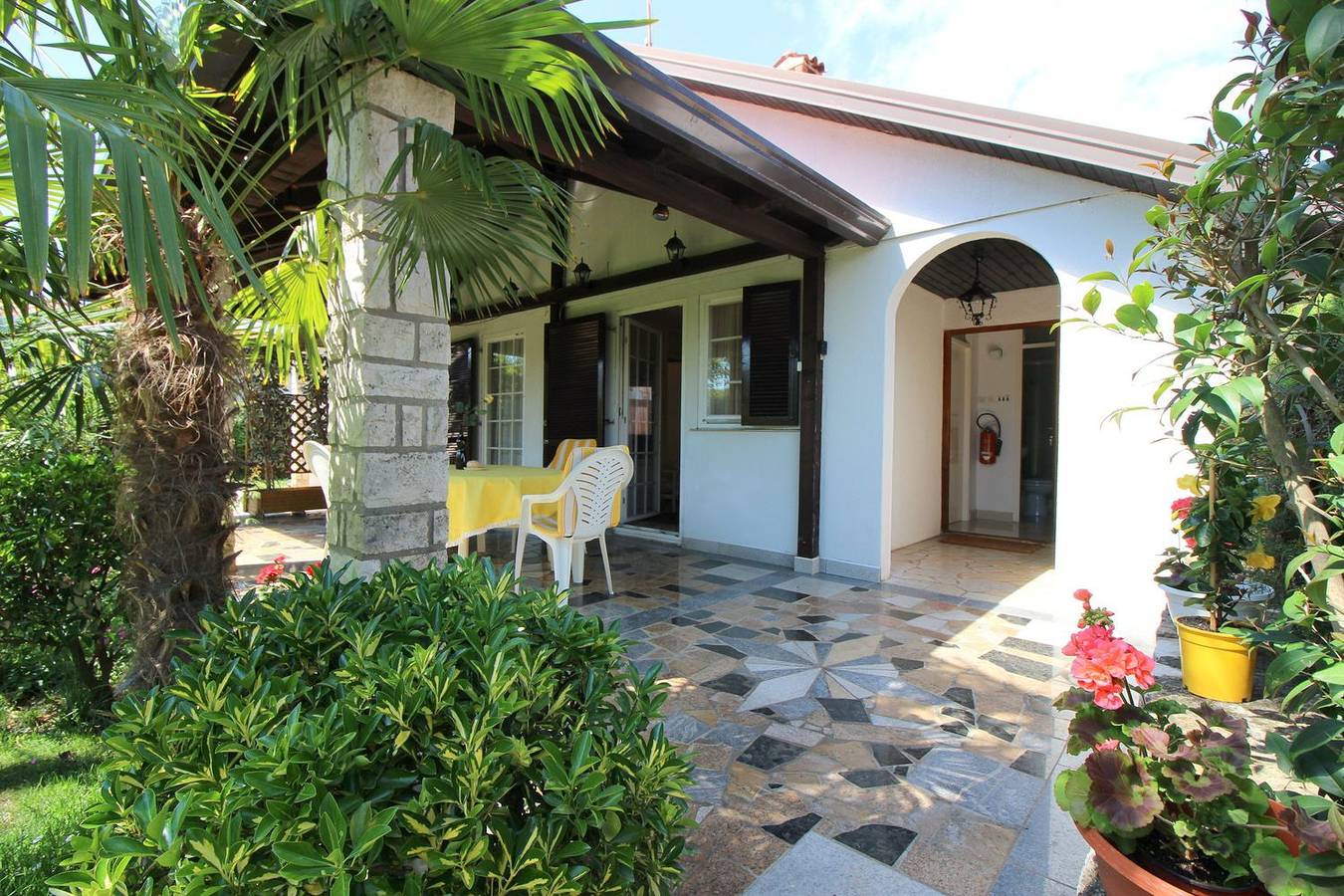 Hundefreundliches Ferienhaus mit mediterranem Garten und nur 650 Meter zum Strand in Mali Maj, Grad Poreč