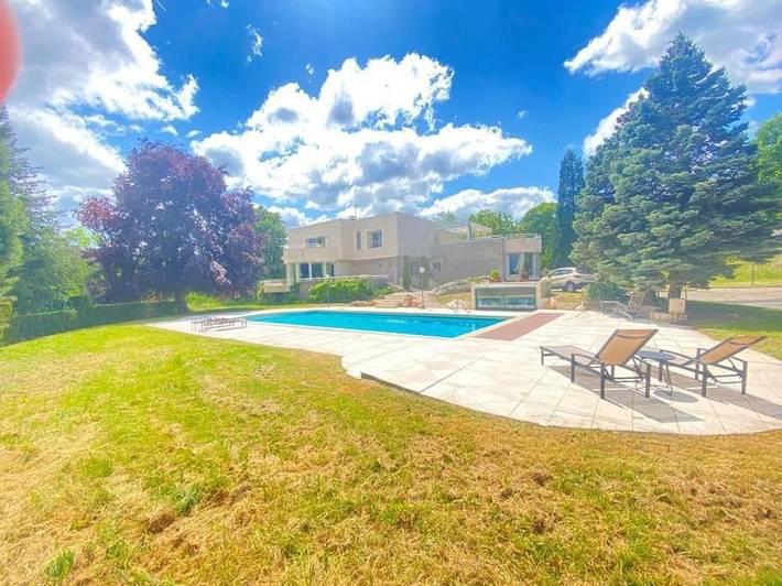 Villa pour 11 personnes, avec vue ainsi que piscine et terrasse, animaux acceptés