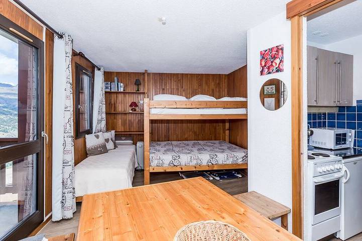 Apartamento entero, Estudio renovado con balcón, cerca de pistas y comercios, aparcamiento gratuito, sin mascotas in Bellentre, La Plagne-Tarentaise