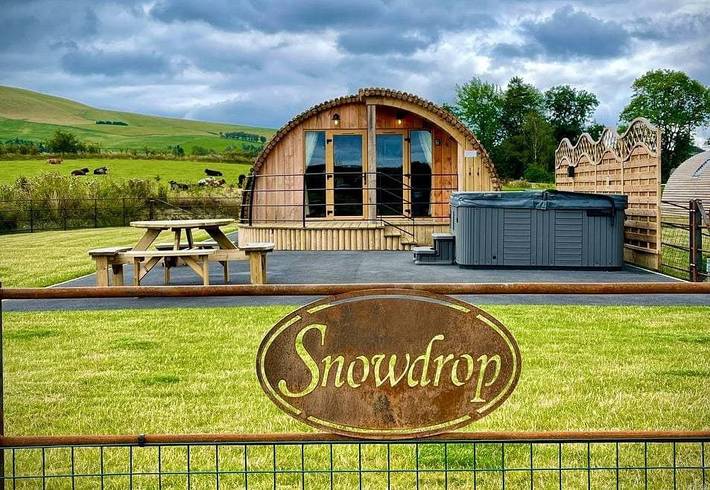 Glamping for 4 people, with Hot tub and Garden as well as View in Mid-Wales