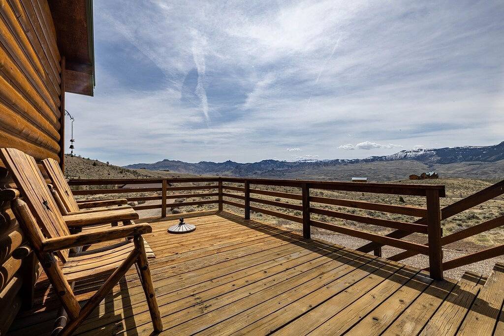 Jim Mountain Retreat- Mountaintop Views, Seasonal Hot Tub, Large Group Retreat in Cody (WY), Absaroka Range