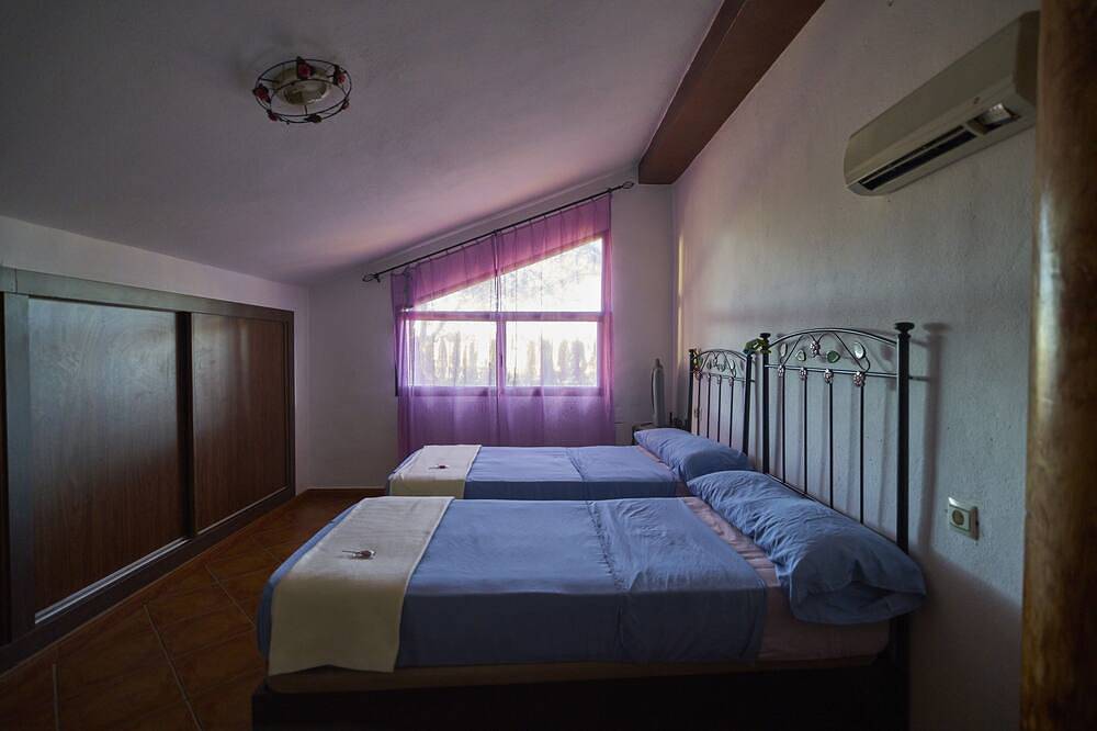 Magnífica Casa Rural, con amplias Terrazas, Porche, Piscina y Parking in Isla Cristina, Costa de la Luz