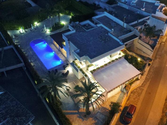 Casa vacanza per 2 persone, con panorama e balcone nonché giardino e piscina in Leverano