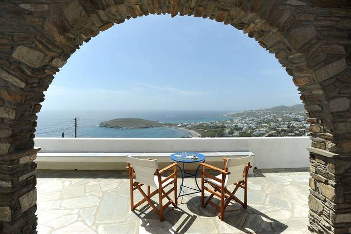 Veranda me thea (Terrasse mit Aussicht) in Ormos Agiou Ioannou, Tínos