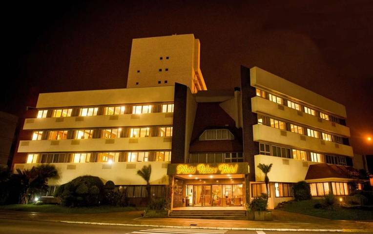 Pousadas para 3 pessoas, com piscina e jardim e ainda sauna and jacuzzi, com animais de estimação em Passo Fundo