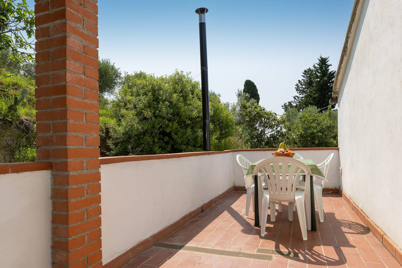 Appartement entier, Appartement "Melograno" avec terrasse privée, jardin partagé et Wi-Fi in Riparbella, Côte des Étrusques