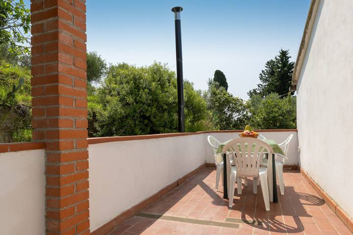 Appartamento intero, Appartamento 'Melograno' con terrazza privata, giardino in comune e Wi-Fi in Riparbella, Costa degli Etruschi