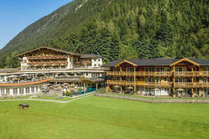 Hotel voor 2 personen, with Balkon and Terras as well as Tuin and Kinderzwembad in Neustift im Stubaital