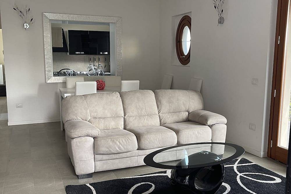 Stunning lake view villa, pool and barbecue in Polpenazze del Garda, Gardasee-Berge