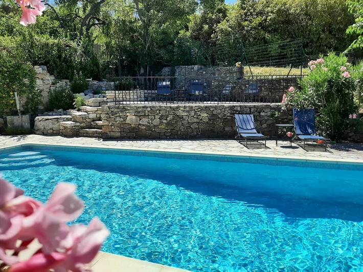 Location de vacances pour 8 personnes, avec vue ainsi que jardin et piscine à Saint-André-de-Roquepertuis - 3