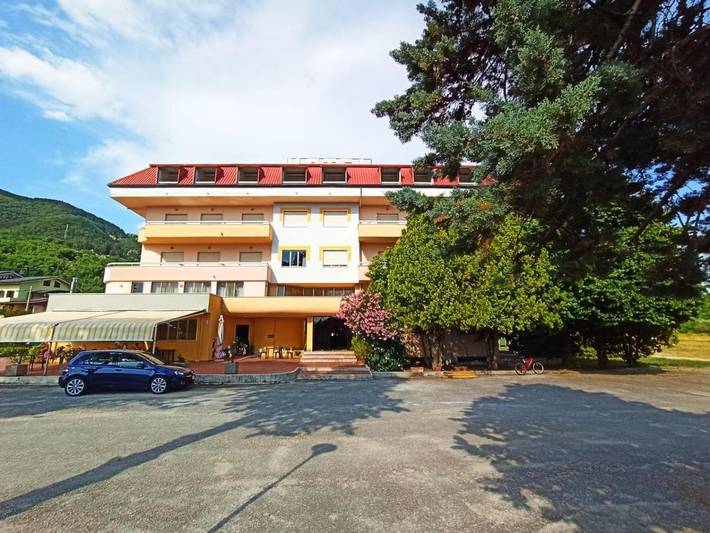 Hôtel, avec Balcon et Terrasse ainsi que Jardin et Vue à Pesche (Italie)