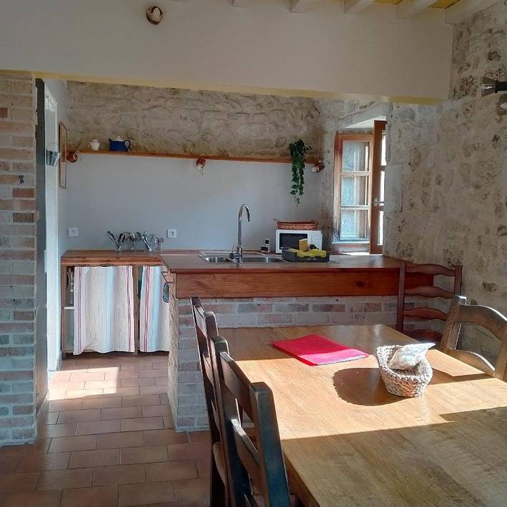 Gîte pour 4 personnes, avec terrasse et jardin à Saint-Clément-de-Régnat