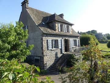 Location de vacances pour 11 personnes, avec jardin et vue à Salers (Cantal)